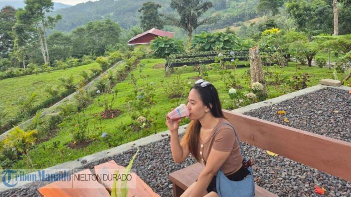 Dita salah seorang wisatawan di Kilapong Hills di Tomohon, Sulawesi Utara