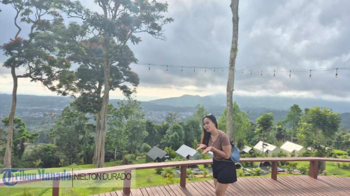 Dita salah seorang wisatawan di Kilapong Hills di Tomohon