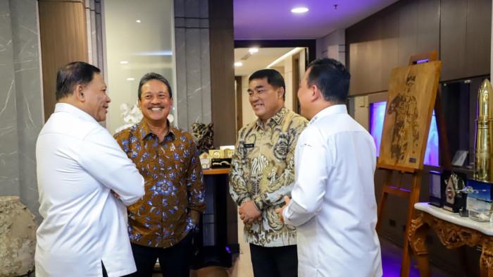 PERTEMUAN - Gubernur Sulawesi Utara Mayjen TNI (Purn) Yulius Selvanus Komaling melakukan pertemuan dengan Menteri Kelautan dan Perikanan RI beserta jajaran pejabat eselon I Kementerian Kelautan dan Perikanan (KKP), Senin (3/11/2025).