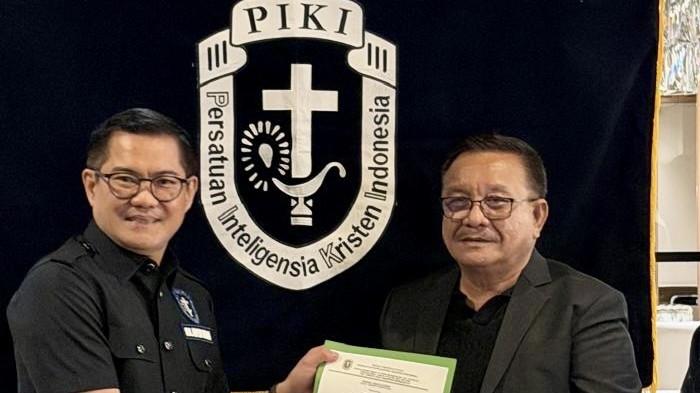 Dr Joune Ganda menerima SK DPP PIKI