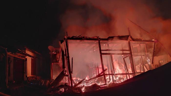 KEBAKARAN - Dua Rumah Warga Kebakarna di Desa Kolongan Atas Dua Jaga IV, Kecamatan Sonder, Kabupaten Minahasa, Sulut pada Jumat (16/1/2026) malam. Kerugian akibat insiden tersebut mencapai ratusna juta rupiah.
