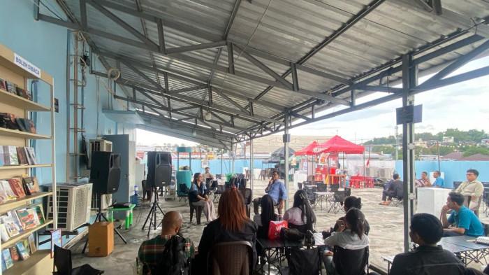 EDUKASI - Dalam rangka meningkatkan pengetahuan dan kesadaran masyarakat terhadap pentingnya kesehatan saluran pencernaan. Khususnya terkait penyakit Gastroesophageal Reflux Disease (GERD), Promosi Kesehatan Rumah Sakit (PKRS) Sentra Medika Hospital Minahasa Utara melaksanakan kegiatan edukasi kesehatan bersama Komunitas Lambung Sehat.