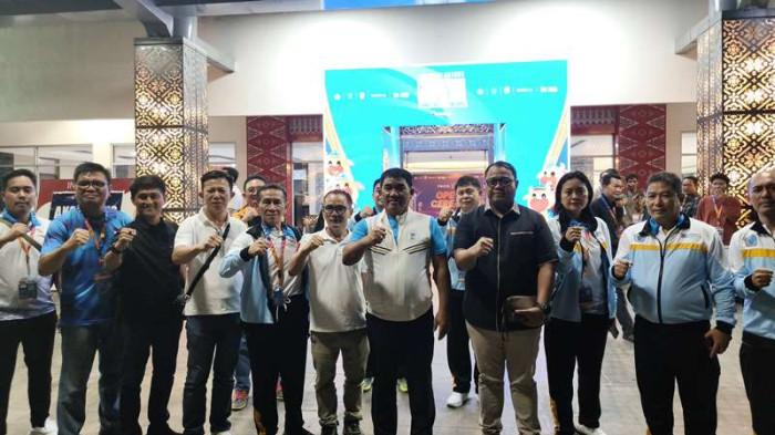 KOMITMEN - Gubernur Sulawesi Utara (Sulut) Yulius Selvanus Komaling (YSK) menunjukkan komitmennya terhadap dunia olahraga ASN dengan hadir langsung dalam pembukaan Pekan Olahraga Nasional (Pornas) Korpri XVII yang digelar di Palembang, Sumatera Selatan, Minggu (5/10/2025)