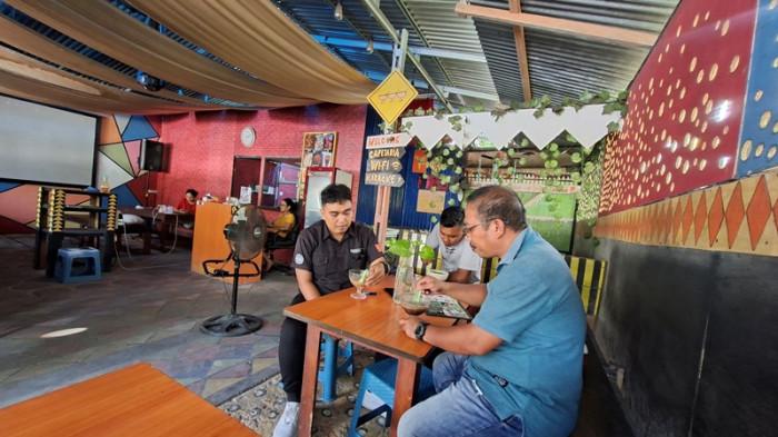 ES TELLER - Cafe Lord Es Teller yang berlokasi di Kelurahan Tona I, tepat di belakang Gedung SKB, menjadi salah satu tempat kuliner yang semakin dikenal masyarakat Tahuna, Kabupaten Kepulauan Sangihe, Provinsi Sulawesi Utara. Sejak berdiri pada tahun 2021, cafe ini telah menjadi pilihan banyak warga untuk menikmati makanan dan minuman yang segar serta suasana santai.