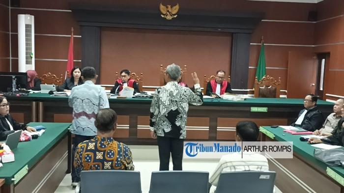 SUMPAH - Eks Wakil Ketua KPK Alexander Marwata saat mengambil sumpah sebelum memberikan keterangan di sidang lanjutan kasus dugaan korupsi dana hibah GMIM, Kamis (6/11/2025).