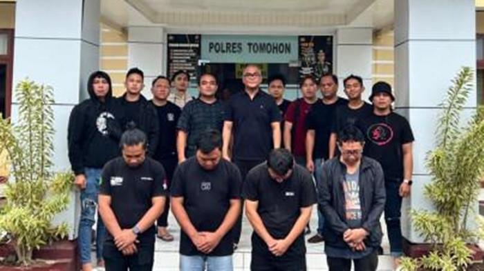 DIAMANKAN - Empat orang yang diduga terlibat penimbunan BBM bersubsidi diamankan di Polres Tomohon. Prakitik penyalahgunaan pengangkutan dan penimbunan bahan bakar minyak (BBM) bersubsidi di wilayah hukum Kota Tomohon terungkap.