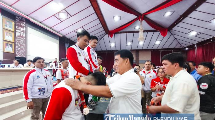 SEMANGAT: Gubernur Sulawesi Utara, Yulius Selvanus Komaling (YSK), menyatakan optimismenya terhadap kemajuan dan potensi besar atlet-atlet e-sport Sulut setelah menghadiri pertandingan final E-Sport Porprov Sulut yang digelar di Aula Pemkot Manado, Minggu (23/11/2025)