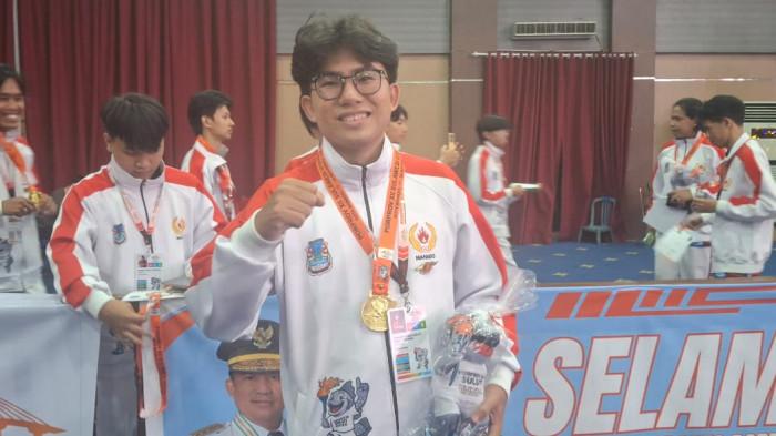 Evan peraih medali emas cabor esport Wardeka dari Tim Manado A. Laga final Wardeka berlangsung di Aula Serbaguna, Pemkot Manado, Tikala Ares, Kota Manado, Sulawesi Utara, Minggu (23/11/2025), mempertemukan Tim Manado B vs Tim Manado A.