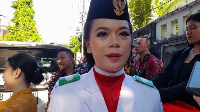 Felicya Solang menjadi pembawa baki Paskibraka Manado 2025