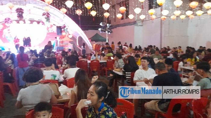 MOON CAKE - Perayaan Festival Moon Cake di Klenteng Ban Hin Kiong, Kelurahan Calaca, Kecamatan Wenang, Kota Manado, Provinsi Sulawesi Utara, berlangsung meriah pada Minggu (5/10/2025) malam. Pengunjung tampak membludak.