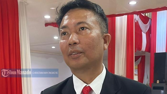 PEJABAT PEMKAB MINUT - Johanes Katuuk, mantan Kepala BKPSDM Minut yang kini menjabat Staf Ahli bidang Kemasyarakatan saat diwawancarai pada Selasa (21/4/2026), terkait isu oknum Aparatur Sipil Negara (ASN) yang menjabat sebagai Lurah di wilayah Kecamatan Airmadidi diduga selingkuh dilaporkan ke BKPSDM Minut.