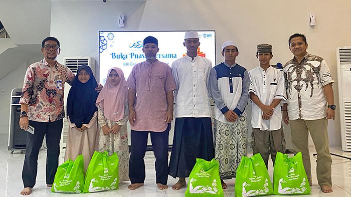 Foto bersama jajaran pimpinan BRI Bitung dan anak panti asuhan. Foto 2