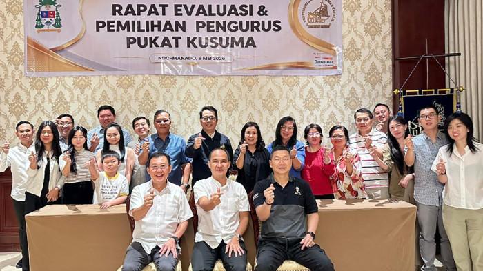 Foto bersama pengurus Profesional dan Usahawan Katolik (PUKAT) Keukupan Manado. Foto 2
