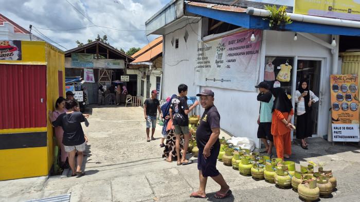 GAS LPG - Potret antrian warga yang hendak membeli gas LPG 3 kilogram di kelurahan Gogagoman, Kotamobagu, Jumat 13 Maret 2026.