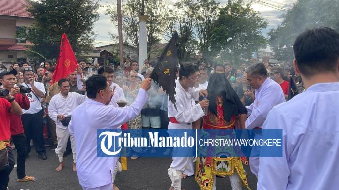 GOAN SIAU - Perpaduan budaya etnis Tionghoa dan Minahasa, berbaur menjadi satu dalam arak-arakkan ritual suci perayaan Goan Siau atau Cap Go Meh Imlek 2577, Selasa 3 Maret 2026 di Kota Bitung Provinsi Sulawesi Utara (Sulut).Perpaduan tersebut membawa Harmoni dan sedap di tonton oleh banyak masyarakat Kota berjuluk Kota Cakalang.
