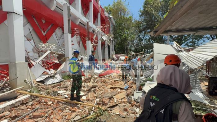 AMBRUK - Bangunan Gedung KONI di Manado kembali menjadi sorotan publik setelah mengalami ambruk hingga dua kali saat terjadi gempa bumi.  Kejaksaan Negeri (Kejari) Manado untuk mulai melakukan penyelidikan terhadap proyek pembangunan Gedung KONI.