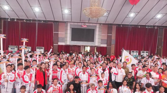 PELEPASAN - Genderang perang dibunyikan tim Porprov kota Manado.Tekad sapu bersih medali dikumandangkan dalam pelepasan tim Porprov kota Manado di Aula Kantor Wali kota Manado, Jumat (14/11/2025).