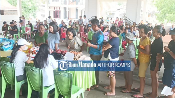 GERAKAN PANGAN - Gerakan pangan murah Pemprov Sulut digelar di Kelurahan Manado Tua II, Kecamatan Bunaken Kepulauan, Kota Manado, Provinsi Sulut, Selasa (18/11/2025).