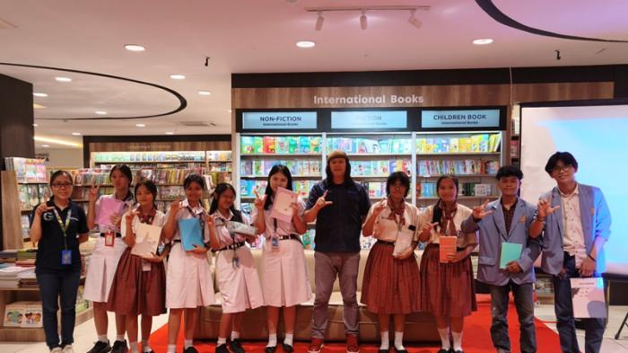 BULAN BAHASA - Gramedia Sam Ratulangi Manado bersama Balai Bahasa Provinsi Sulawesi Utara mengadakan kegiatan bertajuk Bulan Bahasa. Berlangsung di lantai dua gedung Gramedia Sam Ratulangi, Rabu (29/10/2025), acara tersebut diikuti oleh puluhan siswa, mulai dari jenjang SD hingga para mahasiswa.