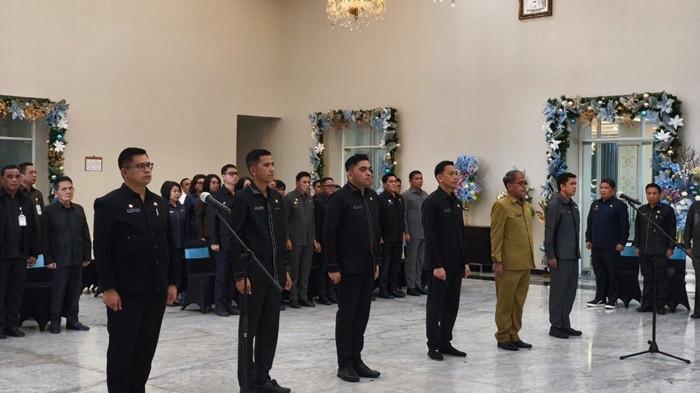 ROTASI: Menjelang berakhirnya tahun 2025, Gubernur Sulawesi Utara, Yulius Selvanus Komaling (YSK), melakukan rotasi jabatan administrator di lingkungan Pemerintah Provinsi Sulawesi Utara. Gubernur YSK menegaskan bahwa jabatan yang diemban para pejabat merupakan amanah yang harus dilaksanakan dengan penuh tanggung jawab demi kepentingan masyarakat.
