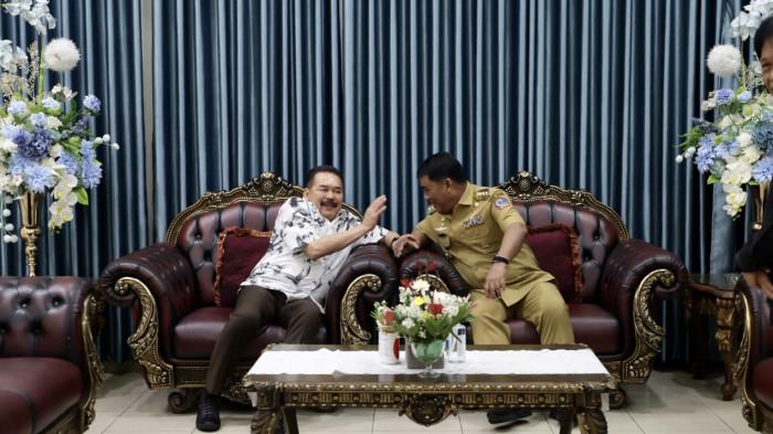 SINERGI: Gubernur Sulawesi Utara, Yulius Selvanus Komaling (YSK), menyambut langsung kedatangan Jaksa Agung Republik Indonesia, ST. Burhanuddin, di ruang VVIP Bandara Internasional Sam Ratulangi, Senin (23/2/2026) (Dok: Tim YSK)