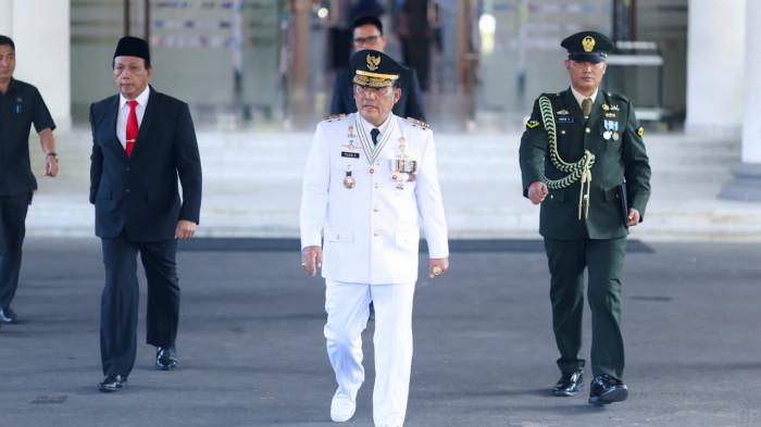 Gubernur Sulawesi Utara, Yulius Selvanus Komaling bertindak sebagai inspektur upacara