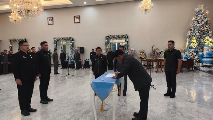 ROTASI: Menjelang berakhirnya tahun 2025, Gubernur Sulawesi Utara, Yulius Selvanus Komaling (YSK), melakukan rotasi jabatan administrator di lingkungan Pemerintah Provinsi Sulawesi Utara. Gubernur YSK menegaskan bahwa jabatan yang diemban para pejabat merupakan amanah yang harus dilaksanakan dengan penuh tanggung jawab demi kepentingan masyarakat.