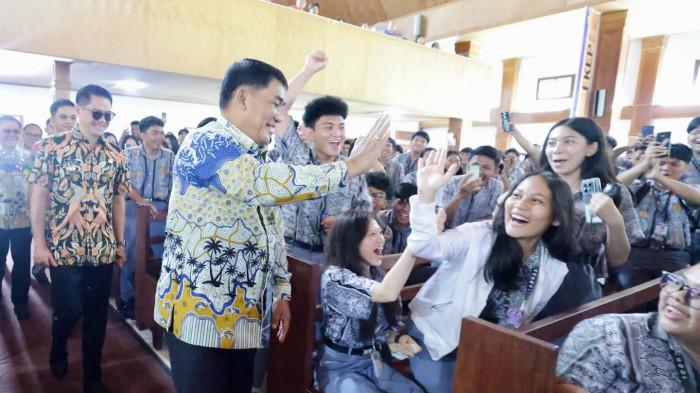 Gubernur Sulawesi Utara Yulius Selvanus Komaling saat menyapa para siswa dalam satu kegiatan