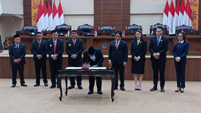 TERIMA - Gubernur Sulawesi Utara Yulius Selvanus menerima buku LHP atas LKPD Pemprov Sulut 2025 dari Pimpinan BPK disaksikan jajaran Pimpinan DPRD Sulut, Selasa 2 Juni 2026.