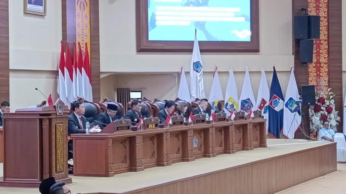 TERIMA - Gubernur Sulawesi Utara Yulius Selvanus menerima buku LHP atas LKPD Pemprov Sulut 2025 dari Pimpinan BPK disaksikan jajaran Pimpinan DPRD Sulut, Selasa 2 Juni 2026.