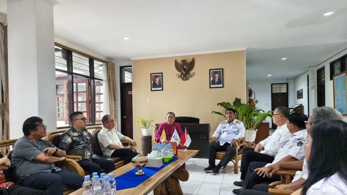 Gubernur Sulut YSK Bertemu Uskup Manado Mgr. Benedictus Rolly Untu