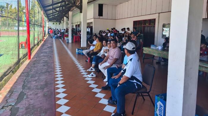 PORPROV SULUT: Gubernur Sulut Yulius Komaling menonton pertandingan tenis di Porprov Sulut yang digelar di Lapangan Tenis KONI Sulut. Cabang olahraga tenis pada gelaran Porprov XII Sulut 2025 kembali menampilkan persaingan ketat antarkontingen.