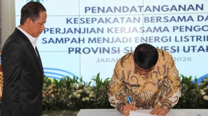 KERJA SAMA - Gubernur Sulut Yulius Selvanus Komaling (YSK) saat penandatanganan kesepakatan pengelolaan sampah modern berbasis teknologi melalui pembangunan fasilitas Pengolahan Sampah menjadi Energi Listrik (PSEL) di Jakarta, Senin (13/4/2026).