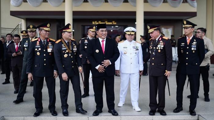 UPACARA TAPTU - Gubernur Sulawesi Utara Yulius Selvanus Komaling (YSK) menghadiri upacara Taptu dalam rangka menyambut HUT ke-80 RI di lapangan Mapolda Sulut, Sabtu (16/8/2025). Peserta Upacara Taptu terdiri dari personel TNI, Polri, Dinas Perhubungan, PNS, dan pelajar.