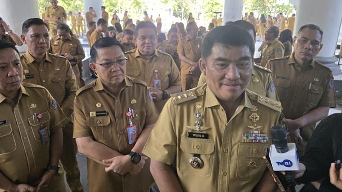 PEMPROV SULUT - Gubernur Sulut Yulius Selvanus Komaling (YSK) saat kegiatan apel perdana usai libur Lebaran, Senin (30/3/2026). Kebijakan Work From Home (WFH) tak berlaku bagi pejabat eselon II lingkup Pemprov Sulawesi Utara. Hal itu ditegaskan langsung oleh Gubernur YSK.