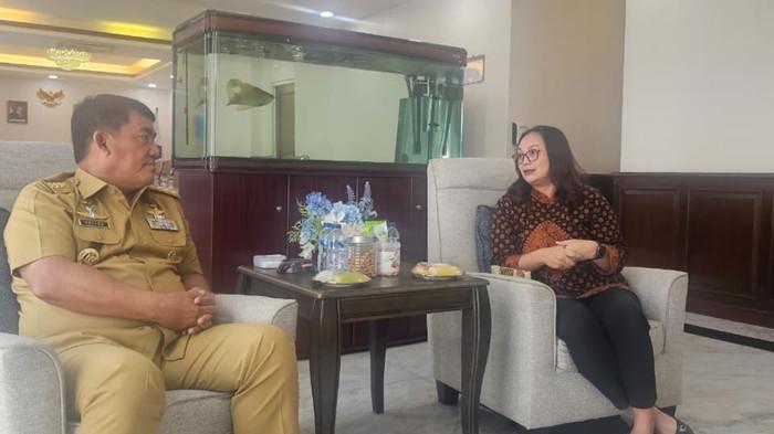 PEMPROV SULUT - Gubernur Sulut Yulius Selvanus Komaling menerima hasil ombudsman dari Kepala Perwakilan Ombudsman RI, Meilany F Limpar di Wisma Negara Bumi Beringin, Manado, Selasa (19/5/2026). Pemprov Sulut raih nilai akhir 84,18 dalam hasil penilaian Ombudsman RI Tahun 2025 pada era kepemimpinan Gubernur Yulius Selvanus Komaling.