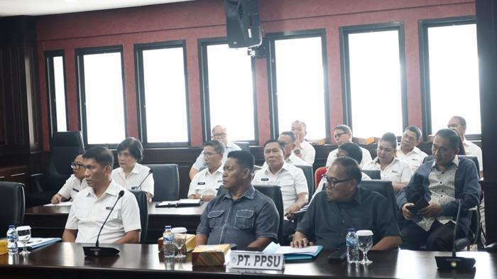 RAPAT KERJA - Gubernur YSK gelar rapat kerja bersama PT MSM di Ruang Rapat Gubernur, Lantai 6 Kantor Gubernur Sulut, Jalan 17 Agustus No. 69, Kelurahan Teling Atas, Kecamatan Wanea, Kota Manado, Sulut, Senin (8/12/2025). Agenda rapat yaitu untuk menekankan optimalisasi peran BUMD untuk majukan ekonomi daerah.