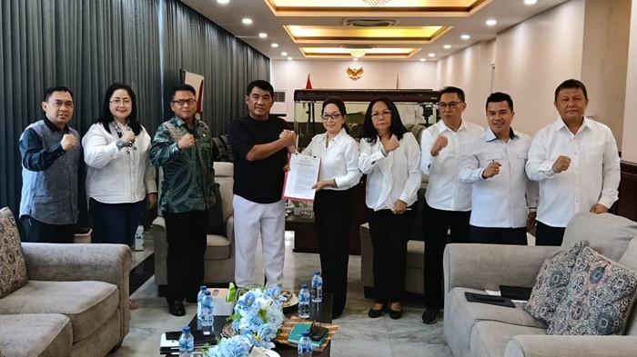 TIM KHUSUS - Gubernur YSK menegaskan pembentukan Tim Khusus (Timsus) Gubernur untuk Percepatan Akses Program Strategis merupakan langkah terukur dan strategis guna menjawab tantangan pembangunan daerah di tengah keterbatasan anggaran pemerintah daerah. Penegasan itu disampaikan Gubernur saat penyerahan Surat Keputusan (SK) Tim Khusus yang dirangkaikan dengan rapat perdana Timsus, di Wisma Negara Bumi Beringin, Manado, Sabtu (24/1/2026).