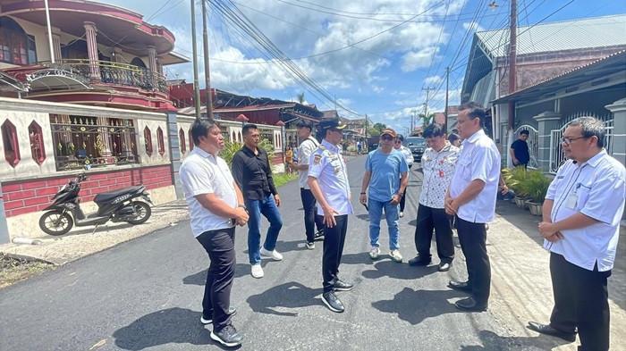 CEK - H-1 Perayaan Hari Raya Natal 2025, Joune Ganda Bupati Minahasa Utara (Minut), Provinsi Sulawesi Utara (Sulut) memastikan warganya nyaman di jalan. Bupati Joune Ganda terpantau mendatangi pemeliharaan jalan di ruas Airmadidi-Kauditan atau jalan Arnold Mononutu di Desa Kaasar, Kecamatan Kauditan, Minut, Rabu (24/12/2025).
