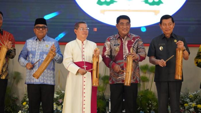 HADIRI - Gubernur Sulut Yulis Selvanus Komaling (YSK) menghadiri Pesparani Katolik tingkat Provinsi Sulut resmi digelar.