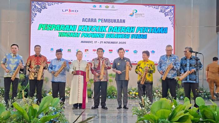 HADIRI - Gubernur Sulut Yulis Selvanus Komaling (YSK) menghadiri Pesparani Katolik tingkat Provinsi Sulut resmi digelar.