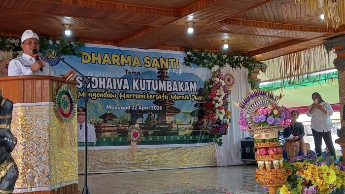HADIRI - Wakil Bupati Bolmong Dony Lumenta, menghadiri perayaan Dharma Santi yang digelar di Balai Kesenian Desa Adat Mopugad, Kecamatan Dumoga Utara, Rabu (22/04/2026).