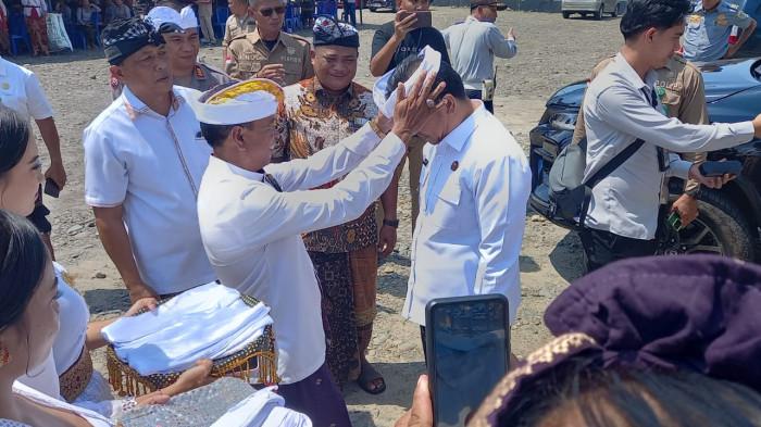 HADIRI - Wakil Bupati Bolmong Dony Lumenta, menghadiri perayaan Dharma Santi yang digelar di Balai Kesenian Desa Adat Mopugad, Kecamatan Dumoga Utara, Rabu (22/04/2026).