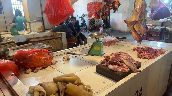 HARGA BAHAN POKOK - Lapak penjual daging di Pasar Bersehati yang terletak di Jalan Nusantara, Kelurahan Calaca, Kecamatan Wenang, Manado, Sulawesi Utara. Harga bahan pokok terpantau tidak stabil, Sabtu (29/11/2025),