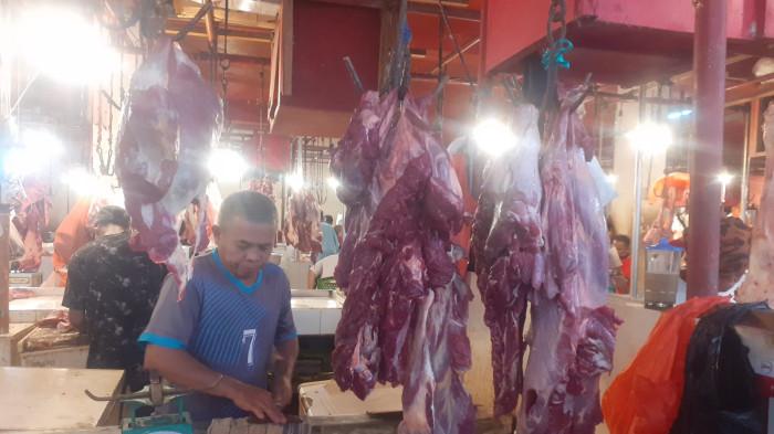 HARGA BAPOK - Menjelang perayaan lebaran, harga bahan pokok di Pasar Bersehati, Manado terpantau mengalami kenaikan Senin (16/3/2026).