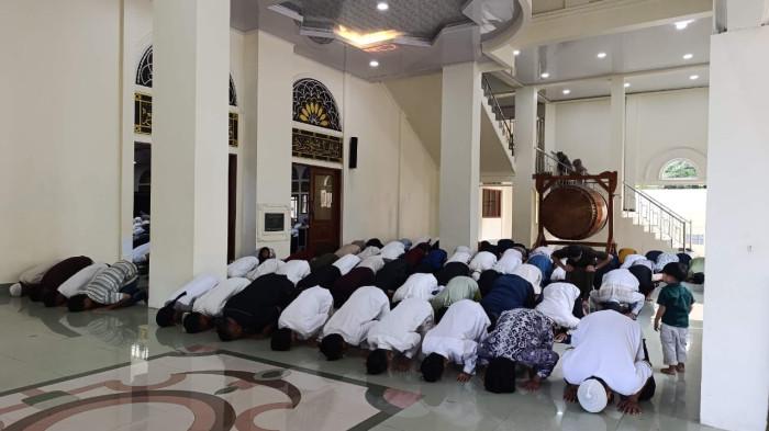 HARI RAYA - Jemaah menjalani Salat Idul Adha 1447 H di Masjid Raya Ahmad Yani Manado, Rabu 27 Mei 2026.