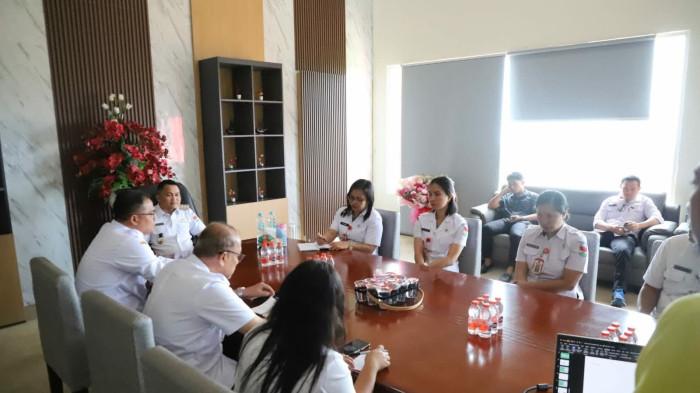 HEMODIALISA - Bupati Minahasa Tenggara, Ronald Kandoli, melakukan penjajakan serius terkait pengadaan mesin cuci darah (hemodialisa) di RSUD Mitra Sehat melalui kerja sama dengan PT B Braun Medical Indonesia.