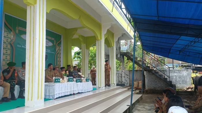 HEWAN KURBAN - Bupati dan wakil Bupati Kabupaten Bolaang Mongondow (Bolmong) Sulawesi Utara (Sulut) menyerahkan langsung hewan kurban sapi bantuan kemasyarakatan Presiden Republik Indonesia di masjid At Taqwa desa Pangian Barat, Kecamatan Passi Timur, Selasa (26/05/2026).