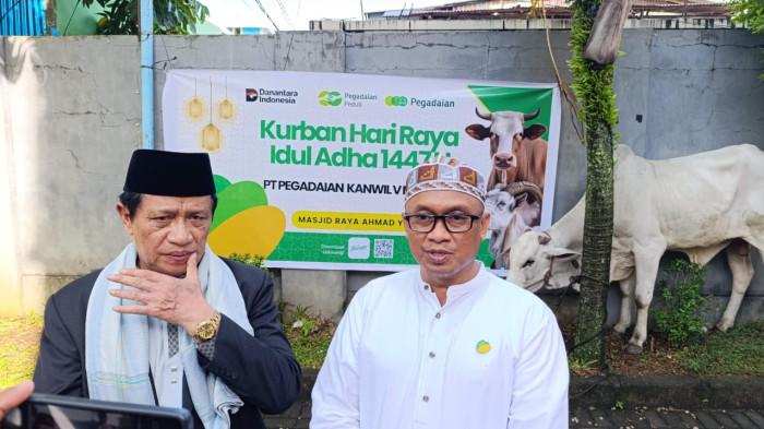 HEWAN KURBAN - Penyerahan hewan kurban oleh Pemimpin Wilayah Pegadaian V, Maksum kepada Ketua BTM Masjid Raya A Yani, KH Kudrat Dukalang usai Salat Idul Adha 1447 Hijriah, Rabu 27 Mei 2026 pagi.
