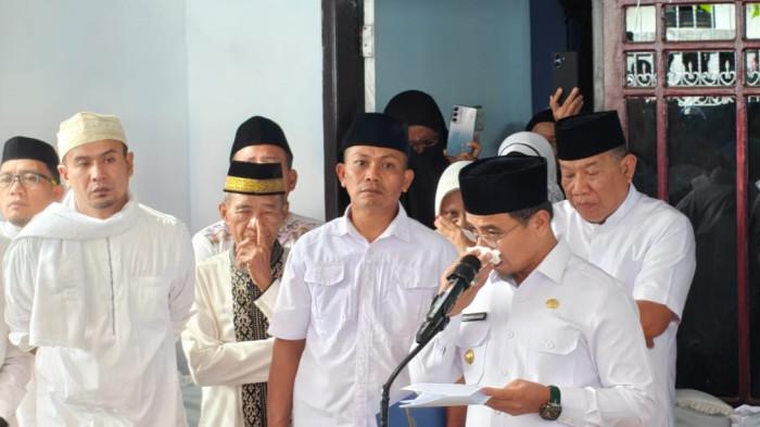 MELAYAT: Bupati Kabupaten Bolaang Mongondow Utara (Boltara) Sirajudin Lasena dan Wakil Bupati Mohammad Aditya Pontoh melayat ke rumah duka mantan Bupati Hamdan Datunsolang, di Desa Talaga, Kecamatan Bintauna, Minggu (22/02/2026). Air matanya menetes mengenang almarhum.